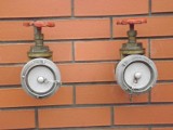Dlaczego obok siebie są dwa zawory hydrantów ściennych? To super nowoczesność!