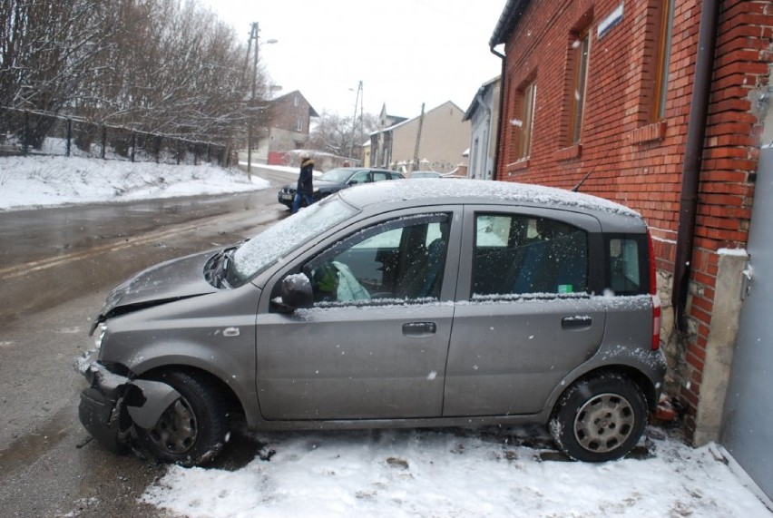 Myszków: zderzenie dwóch samochodów na ulicy Paderewskiego. Ucierpiała... piesza
