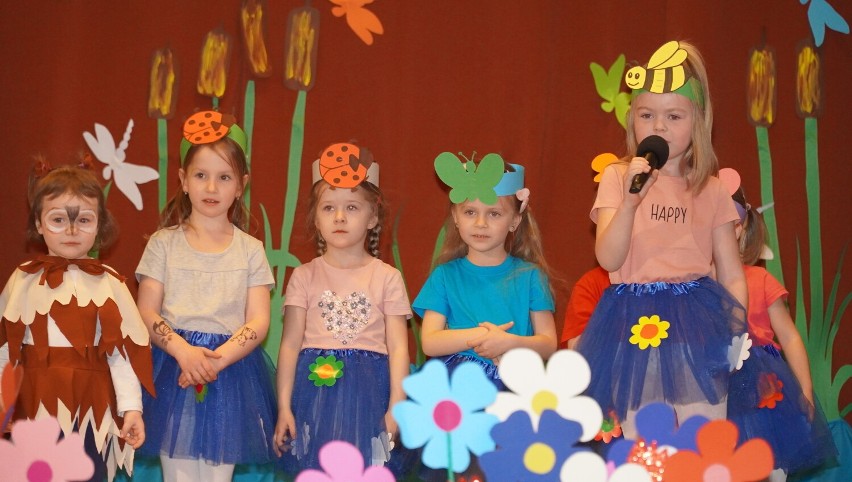 Przedszkolaki z Konopnicy teatralnie powitały wiosnę ZDJĘCIA