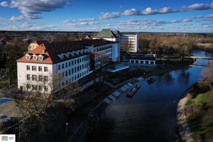 Strefa rekreacji przy Starostwie Powiatowym w Pile. Trwa montaż jednego z ważnych jej elementów [ZOBACZ ZDJĘCIA]