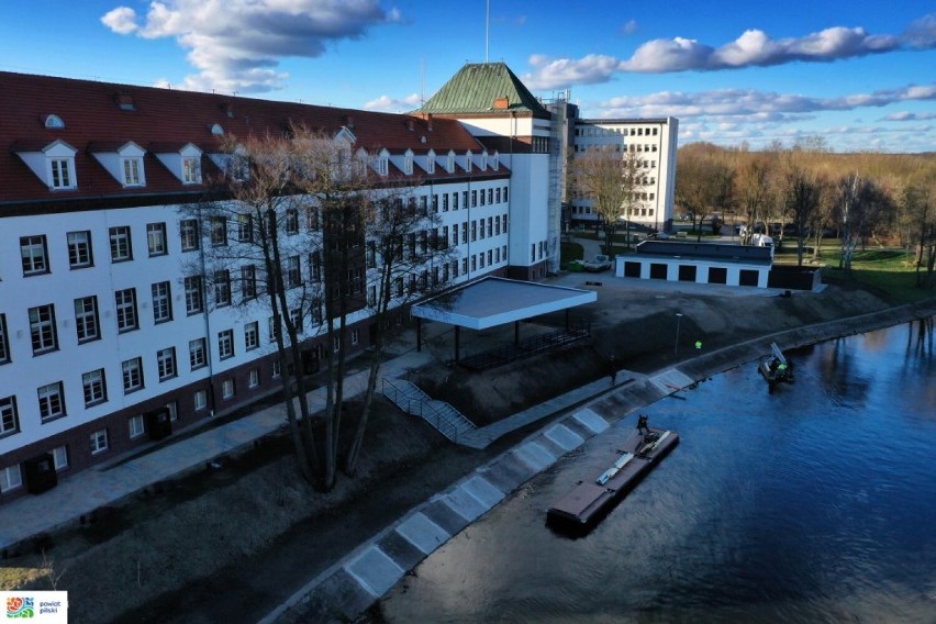 Strefa rekreacji przy Starostwie Powiatowym w Pile. Trwa montaż jednego z ważnych jej elementów [ZOBACZ ZDJĘCIA]