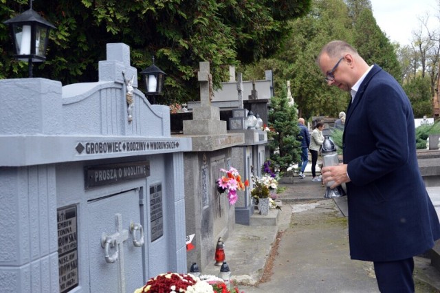 Prezydent Przemyśla Wojciech Bakun zapalił znicze na grobach przemyskich samorządowców i osób zasłużonych dla miasta.