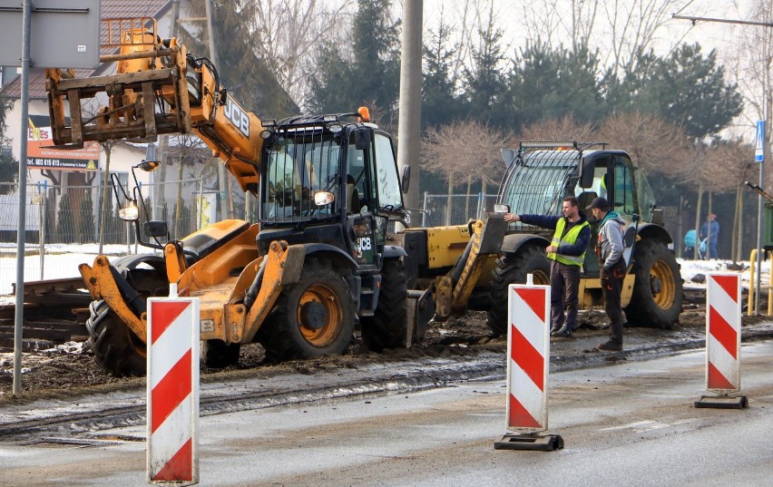 Prace rozpoczęto od demontażu trakcji oraz torów...