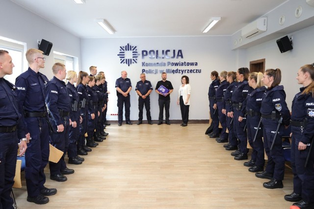 W siedzibie Komendy Powiatowej Policji w Międzyrzeczu odbyło się pożegnanie 20 słuchaczy szkoły policyjnej w Pile.