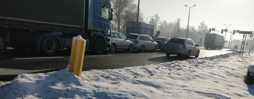 Zderzenie ciężarówek w Drogomyślu na "wiślance" - zobacz zdjęcia. Droga była zablokowana