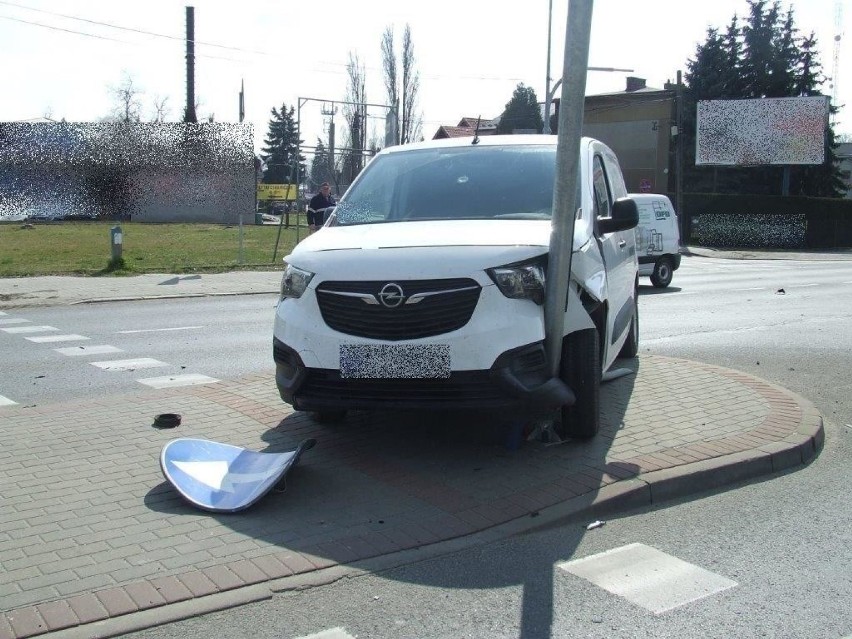 Tarnów. Kierowca bmw nie zauważył czerwonego światła. Trzy auta rozbite 