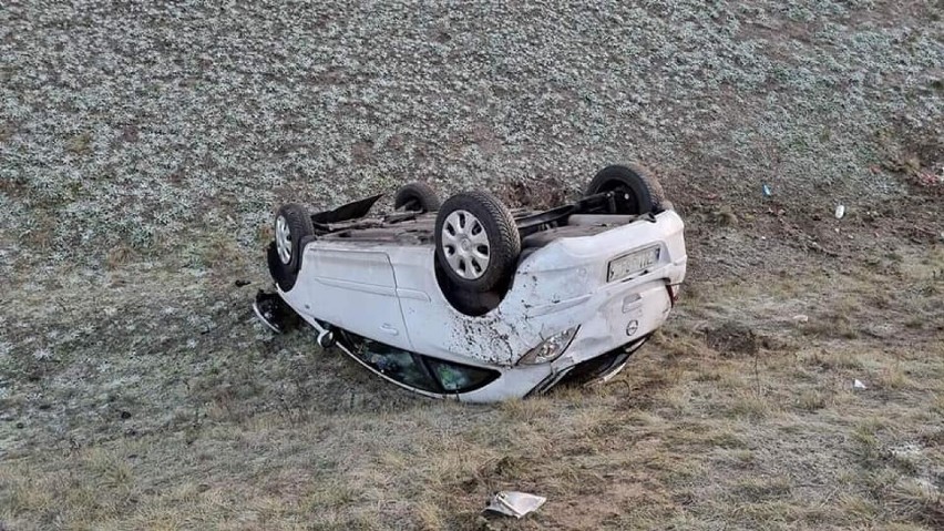 Opel corsa wypadł z drogi na S3 i dachował. Zdarzenie miało...