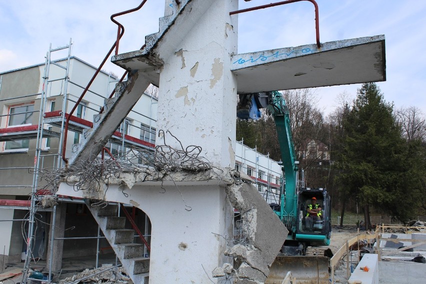 Zabytkowa wieża basenowa w Wiśle została wyburzona. Zastąpi ją nowa [ZDJĘCIA, WIDEO]