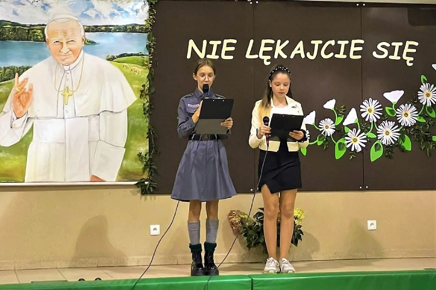"Nie lękajcie się!" - Wieczornica Papieska w Szkole Podstawowej w Borkowie