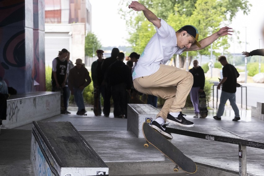 Go Skateboarding Day 2022. Warszawscy skejci dali pokaz swoich umiejętności. Tak obchodzono w stolicy Światowy Dzień Deskorolki