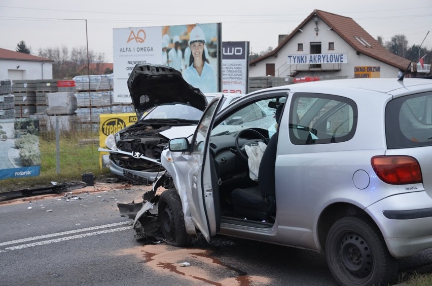 Głogów: Czołowe zderzenie na wysokości Paulinowa. Kobieta zasłabła za kierownicą