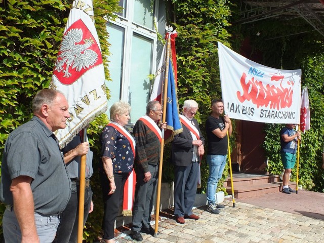 Obchody 31 sierpnia rozpoczęły się przed tablicą „Solidarności” na budynku biurowca MAN.