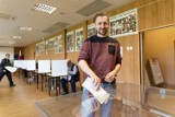 Wybory samorządowe w Chorzowie. Mieszkańcy i mieszkanki od rana ruszyli do urn. Zdjęcia z lokali wyborczych i pierwsze dane frekwencyjne