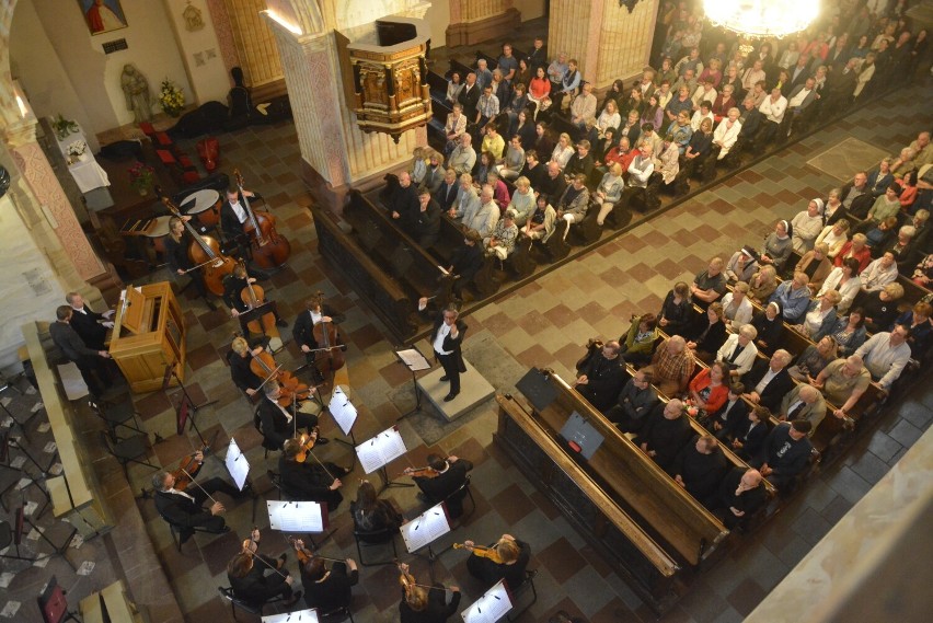 Koncert Papieski z okazji 25-lecia pobytu Jana Pawła II w...