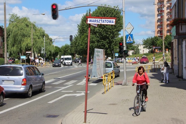 W tym miejscu, aby zmieścić ścieżkę rowerową, ul. Wojska Polskiego zostanie zwężona.