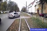 Zderzenie samochodu i tramwaju w Elblągu na ul. Bema [28.10.2019]. Wjechał w tramwaj i uciekł z miejsca wypadku. Kierowca volvo poszukiwany