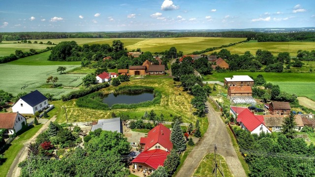 Gdy ze Świebodzina jedziemy w kierunku Smardzewa, warto odbić w lewo, aby znaleźć się w prawdziwie sielskich klimatach. Tak też zrobił Grzegorz Walkowski, który przysłał nam kolejna niezwykłą kolekcję zdjęć z drona. 

Pierwotna słowiańska nazwa wsi Wolimirzyce to Warmulewo, następnie przekształcona w Walmersdorf. Pierwszym znanym dziedzicem wsi był Jerzy, a następnie Jan Samuel i Wolff (1680 r.) Samuel i Wolff wiedli spory z proboszczami w Szczańcu w sprawie opłat kościelnych. Już w XVII wieku działała tutaj szkoła...

Zobacz też wideo: "W ciągu najbliższych pięciu lat liczba dronów może zwiększyć się dziesięciokrotnie". Od 2020 roku bezzałogowce muszą być certyfikowane
