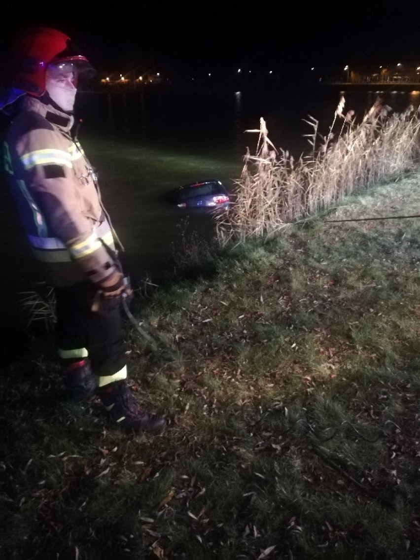 19-latek stracił panowanie nad autem i wjechał do stawu w Moszczenicy