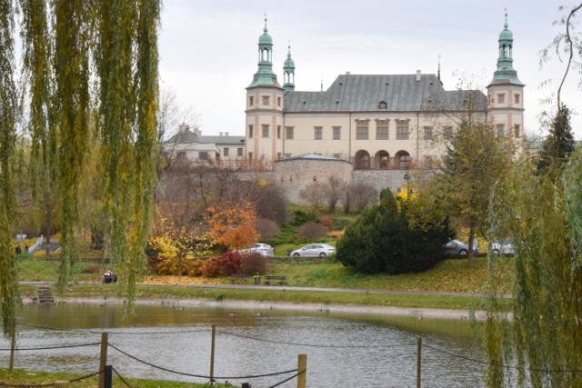 Mieniące się licznymi kolorami drzewa, staw lśniący w promieniach jesiennego słońca i liście tworzące na ziemi miękki dywan. Jesień w Kielcach jest niezwykle malownicza i zachęca do tego, aby wyjść z domu i wybrać się na spacer po parku miejskim. Zobaczcie na kolejnych zdjęciach, jak jest pięknie.