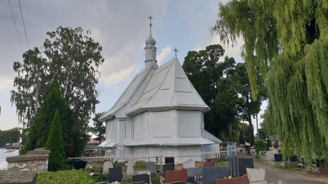 Gaz pod folią przenika przez drewno likwidując owady w każdej postaci od jaj, przez larwy i poczwarki, aż po dorosłe osobniki.