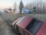 Zabłędza. Poranna ślizgawka na DW 977 między Tuchowem i Tarnowem. Opel wpadł w poślizg i wylądował w przydrożnym rowie 