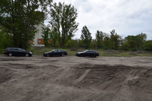 Naprzeciwko urzędu skarbowego w Nowej Soli na razie jest dziki parking. Wycięte zostały krzewy. Wkr&oacute;tce zacznie się inwestycja.