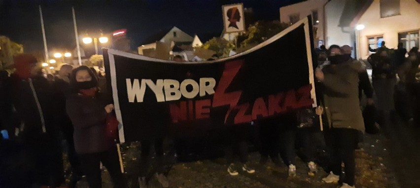 Protest w Budzyniu pod hasłem „Idziemy po Wolność Kobiet” [ZDJĘCIA]