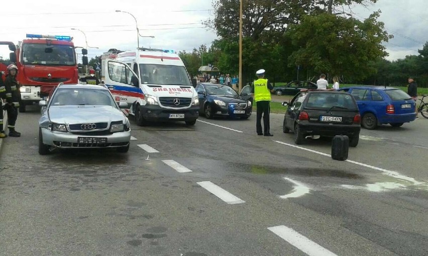 Tczew: wypadek drogowy przy ul. Rokickiej. Jedna osoba poszkodowana [ZDJĘCIA]