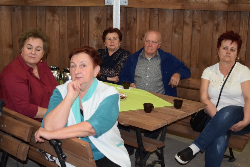 Mieszkańcy Osiedla "Rodzinnego" nr 4 w Pleszewie spotkali się na zebraniu osiedlowym w nowym wigwamie