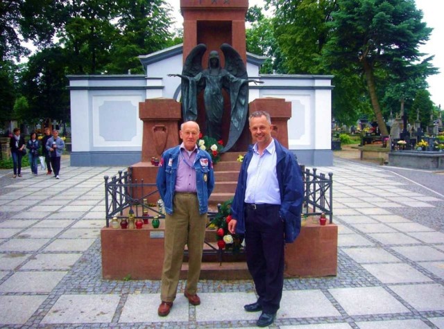 Przeprowadzimy renowację dwóch zabytkowych nagrobków – mówią społecznicy: Sławomir Adamiec i Jerzy Przyborowski.