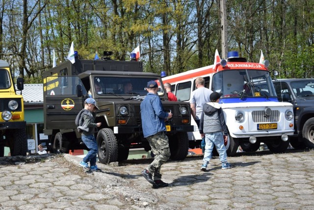 Na piątym Zlocie  Pojazdów Zabytkowych połączonych z pierwszymi urodzinami Pomorskiego Okręgowego Muzeum PRL-u w Sępólnie Krajeńskim można się było poczuć  tak, jakby naprawdę organizatorzy przenieśli nas w czasy minionej epoki. Jubileuszowa impreza była gratką dla miłośników motoryzacji minionej epoki. Pojawiły się milicyjne polonezy, „kaszlaczki”, czyli fiaty 126p, syrenki, junaki, mikrusy, mercedesy, nysy karetki pogotowia i inne. Nie lada atrakcją był „Jamnik””, czyli unikatowa wersja limuzynowa Poloneza. Odbudowywało ją Stowarzyszenie FSO Pomorze przez 3 lata. Żukiem wjechał gość specjalny,  aktor Marcel Szytenchelm, czyli Marian Koniuszko z serialu „Zmiennicy”. Prawie identycznym jeździł 30 lat temu.
Muzeum PRL-u to odzwierciedlenie wnętrz mieszkań, sklepów, gabinetów lekarskich i dworca lat. 80.Jednym ze zbiorów, o które wzbogaciło się Muzeum  jest oryginalna lada apteczna z Kamienia Krajeńskiego Ta impreza to coś dla wielbicieli klimatów produkcji Stanisława Barei - scenografia, muzyka, pojazdy na dwóch i czterech kółkach, przedmioty w muzeum - to trzeba zobaczyć samemu!