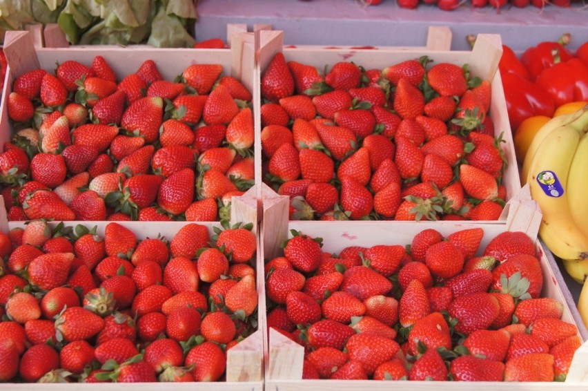 Ile kosztują pierwsze truskawki na targowisku w Radomsku?