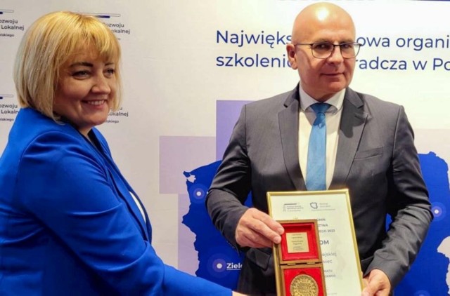 Burmistrz Wągrowca, Jarosław Berendt, odebrał Nagrodę Lidera Powiatu Wągrowieckiego - wręczenia dokonała Iwona Szablewska, dyrektor Fundacji Rozwoju Demokracji Lokalnej.