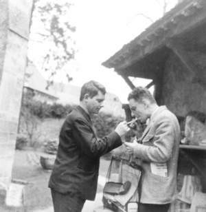 Zbigniew Herbert (z lewej) i znak   omity krytyk jego poezji Jerzy Kwiatkowski. Rok 1964.
Fot. archiwum rodzinne