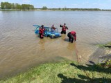 Duże siły straży pożarnej nad zalewem w Narożnikach. Zatopiony samochód i pompy o dużej wydajności w akcji. Tak wyglądały ćwiczenia straży