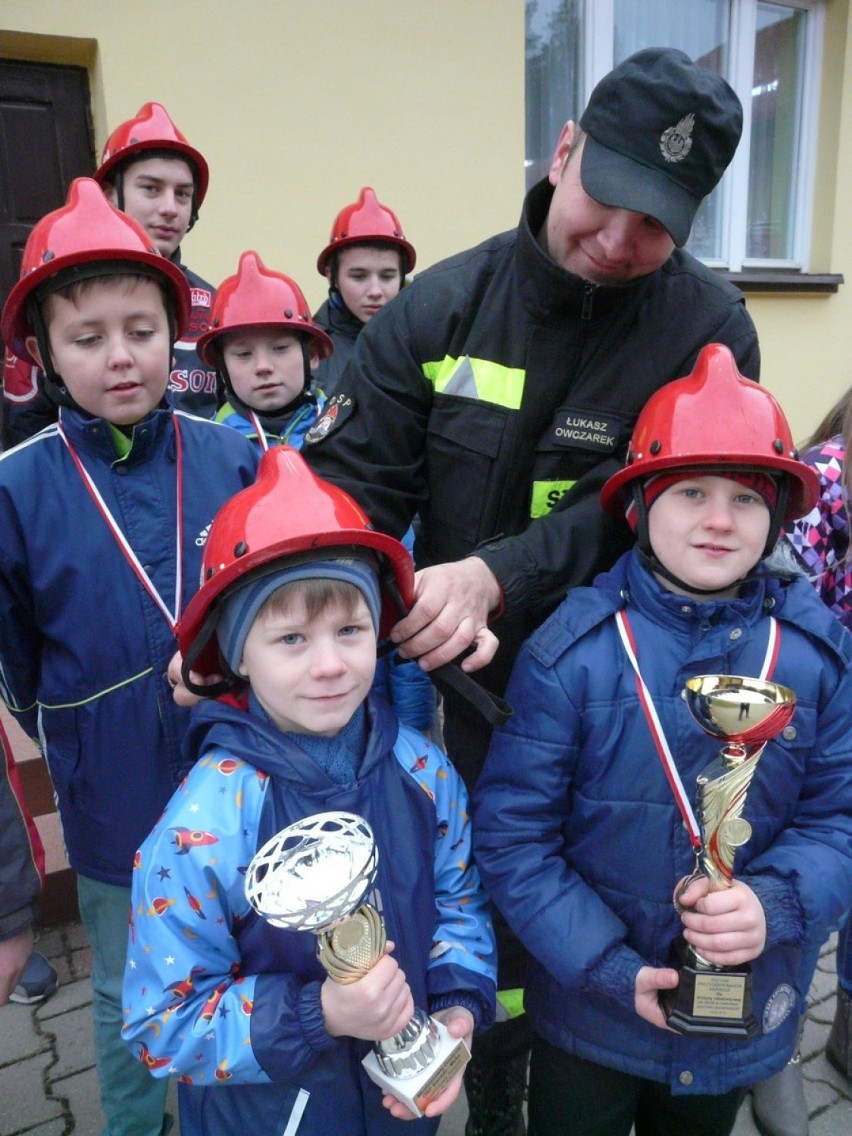 Młodzi strażacy z OSP Sieradz-Męka. Sympatyczna ekipa ledwo powstała, a już ma pierwsze sukcesy