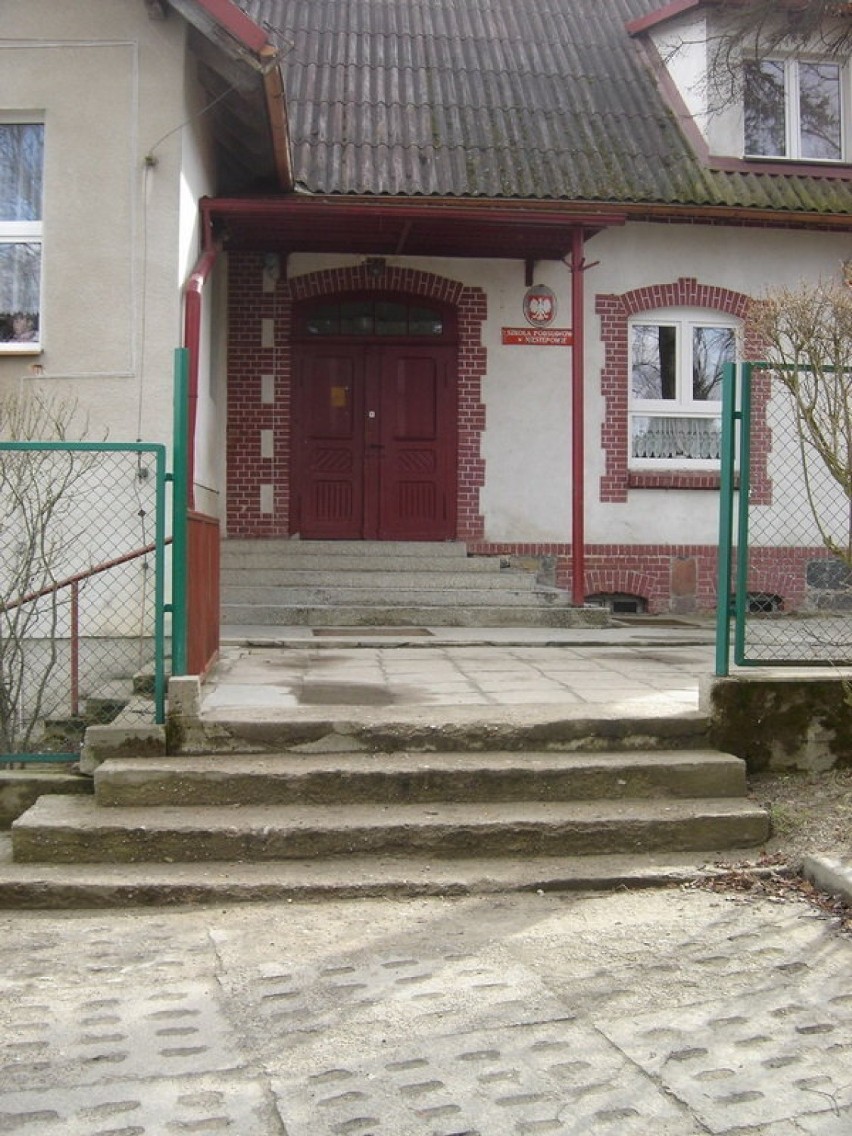Szkoła w Niestępowie - wejście pierwsze do szkoły. Fot....