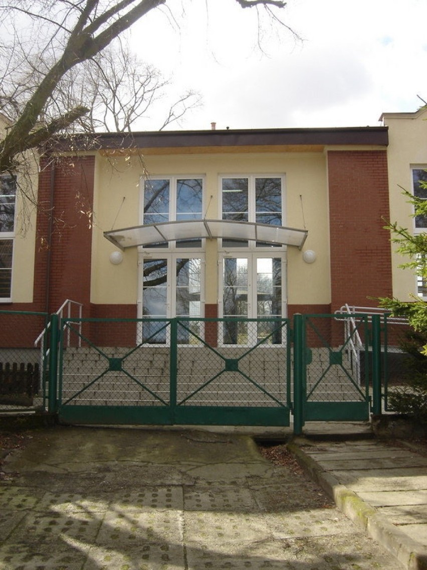 Szkoła w Niestępowie - wejście do lokalu wyborczego. Fot....
