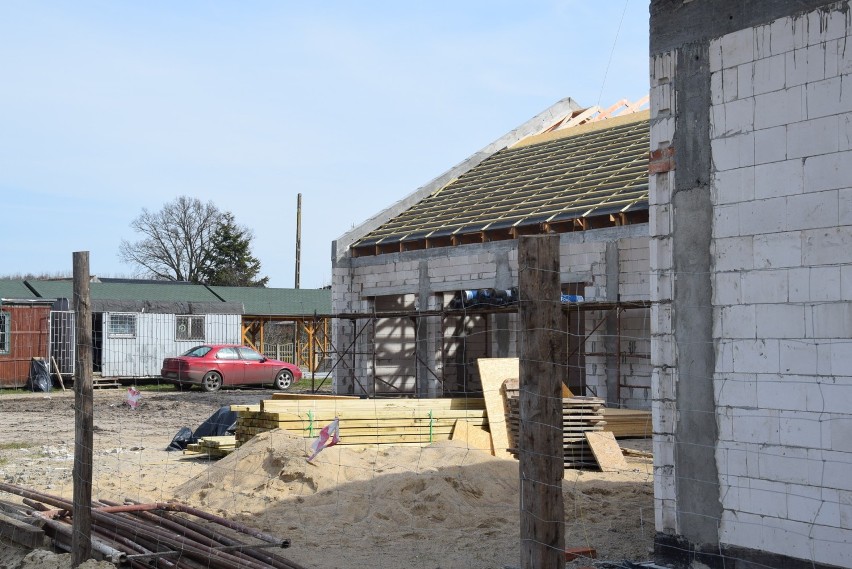Trwa budowa świetlicy wiejskiej w Tychowie. Dekarze powoli kończą robić dach 