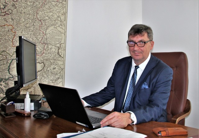 Rektor Paweł Skrzydlewski w swoim nowym gabinecie