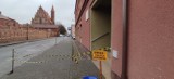 Grozi zawaleniem? Ściana hali sportowej przy ul. Biskupiej w Chełmnie ma odchylenia i spękania