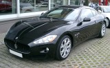 Bezczelne zachowanie kierowcy. Pędził maserati za karetką