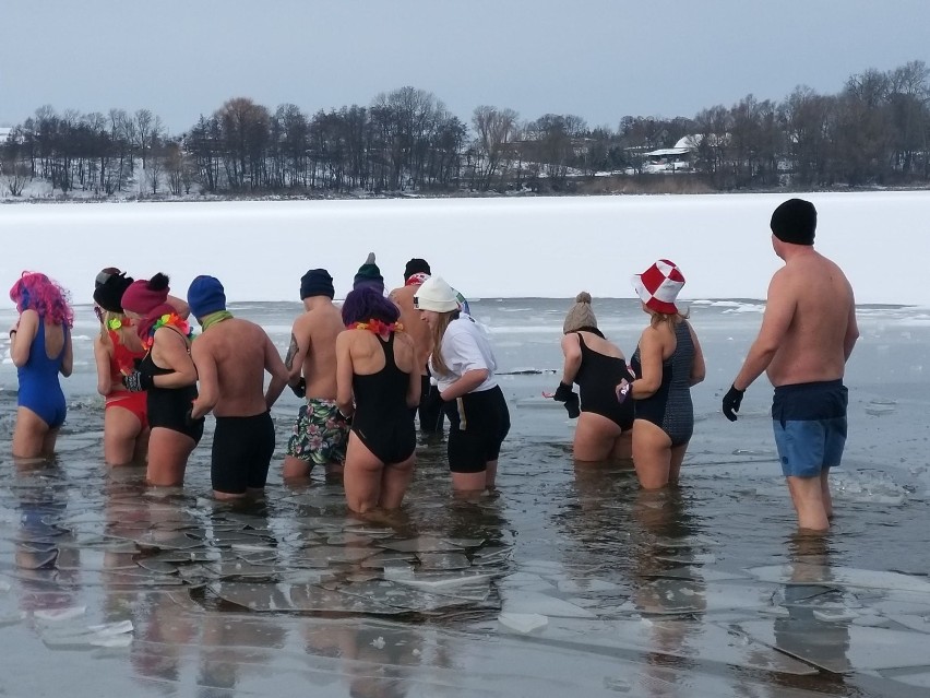 Morsy w Janikowa weszły do lodowatej wody dla WOŚP