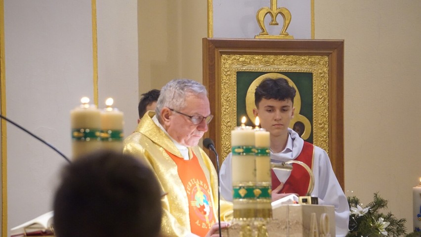 "I Święto Rodzin" dzieci i młodzieży należących do scholi,...