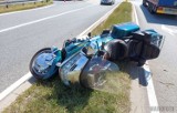Wypadek w Krapkowicach. Motocykl zderzył się z samochodem osobowym. Dwie osoby są ranne. Lądował śmigłowiec LPR