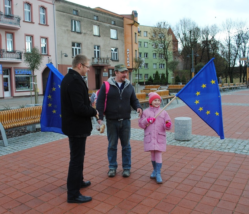 Konsultanci LPI w Bytowie rozdawali flagi Polski i Unii...