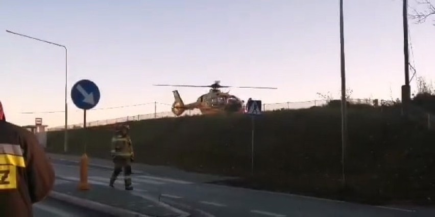 Wypadek w Kleszczewie (gm. Trąbki Wielkie). Na miejscu helikopter ratunkowy