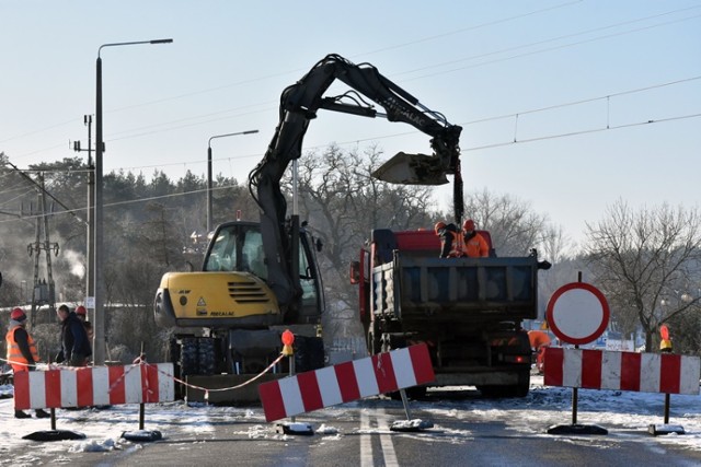 Przejazd kolejowy na ul. Legnickiej jest wciąż zamknięty.