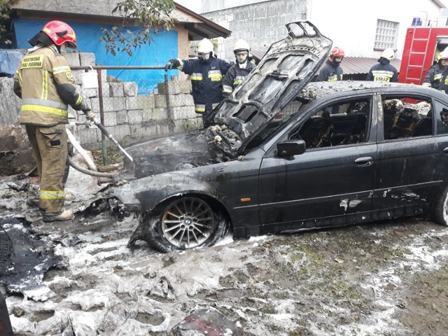 W garażu w Skępem spłonęło BMW. W akcji udział wzięły trzy jednostki strażaków.