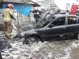 Skępe. BMW spłonęło w garażu. Trzy zastępy strażaków w akcji